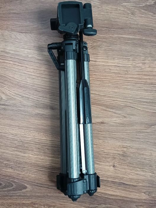 statyw fotograficzny marki Hama.