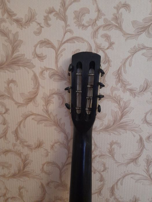 Продам старинную гитару.