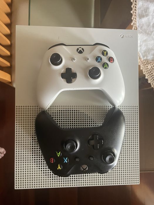 Xbox one S com 2 comandos + gta V + assassins creed odyssey