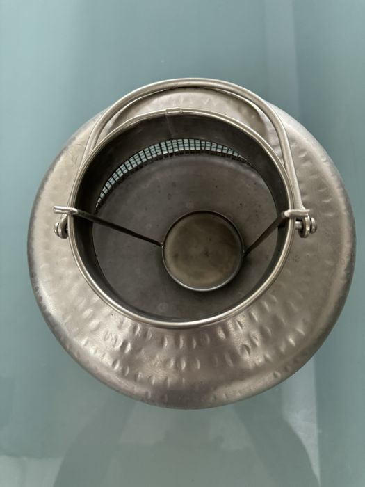 Peca de arte decorativa em metal que funciona como queima velas!