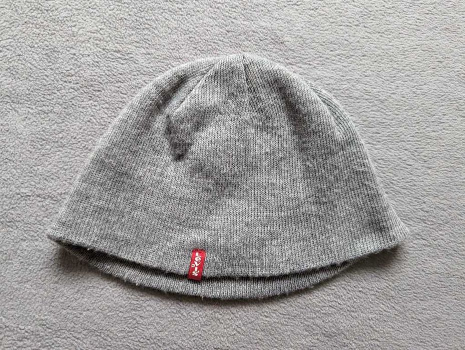 Демисезонная шапка LEVI'S серая короткая