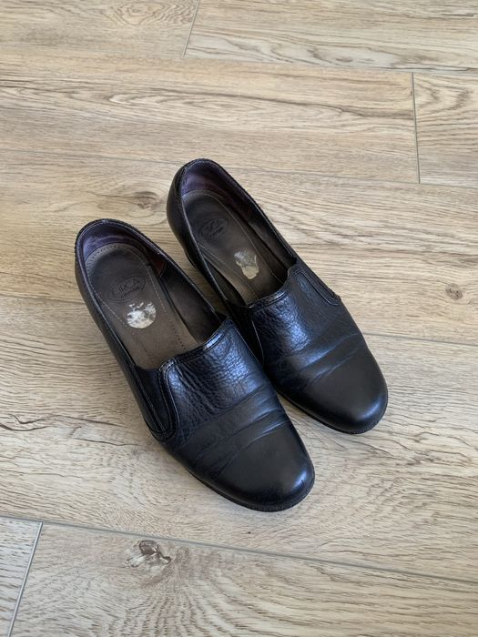 Czarne skórzane buty na koturnie wsuwane rozmiar 37 Circa