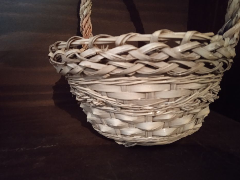 Cesto de palha com ramo de flores artificiais