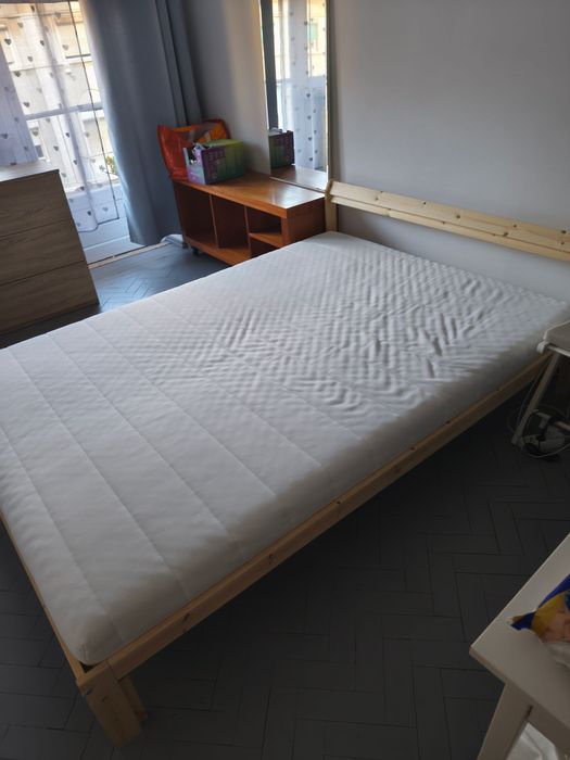Cama de Madeira e colchão