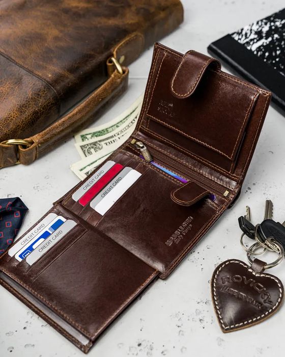 skórzany portfel męski brązowy pionowy z zapięciem