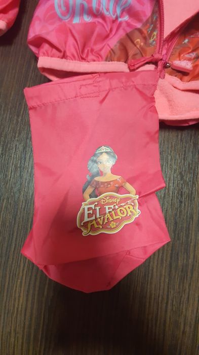 Продам новую утепленную ветровку Disney.