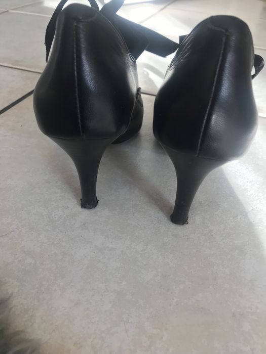 Eleganckie skórzane pantofle, buty na obcasie