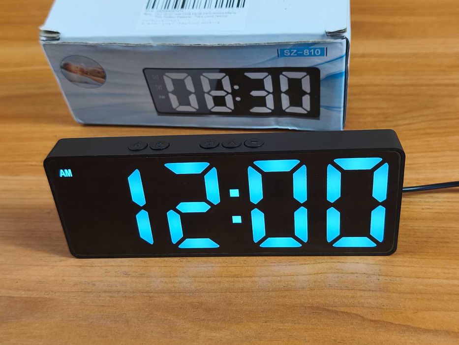 Електронний годинник від мережі або батарейок