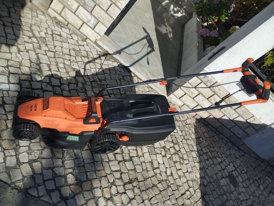 Máquina de cortar relva