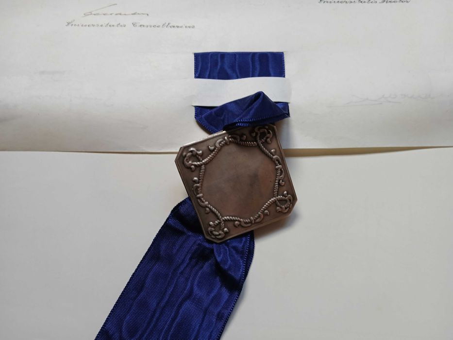 Diploma universitário com selo em prata