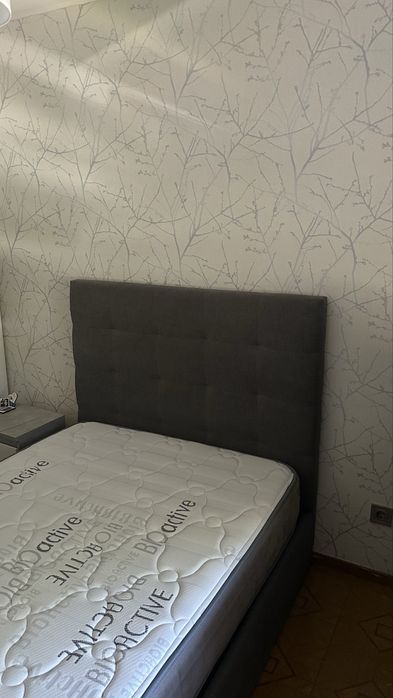Cama cinza como nova