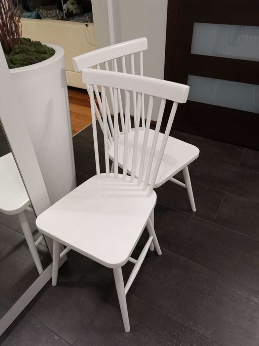 Białe drewniane krzesła do jadalni