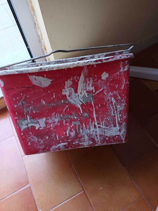 Baldes de pintura.