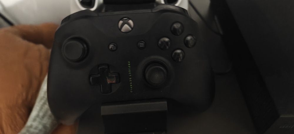Konsola xbox one project scorpio + 2 pady+ 1 gra