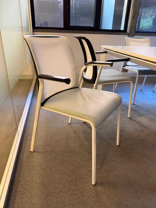 Mesa e 6 cadeiras de escritório, com gestão de cablagem in & out