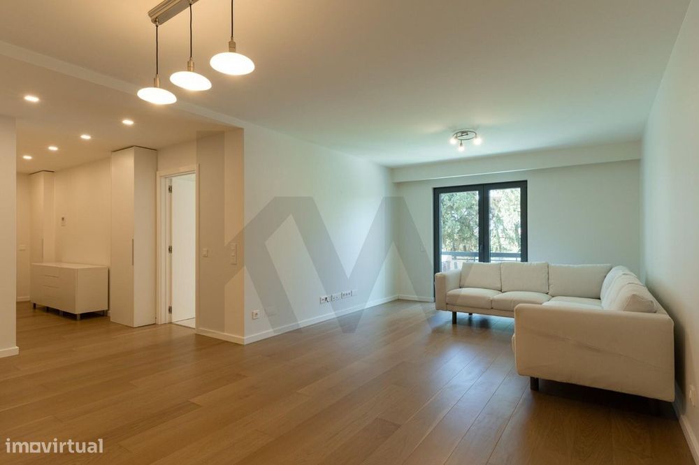 T2 com suite, varanda e 2 lugares de garagem — Condomínio com piscina,
