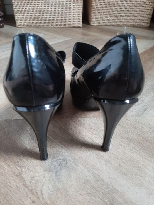 Sapatos verniz elegantes  Pedro Garcia