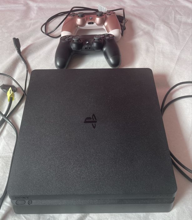 PlayStation PS4 Slim com 2 comandos, 3 jogos e cabos