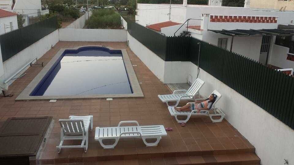 T2 com piscina primeira linha de praia