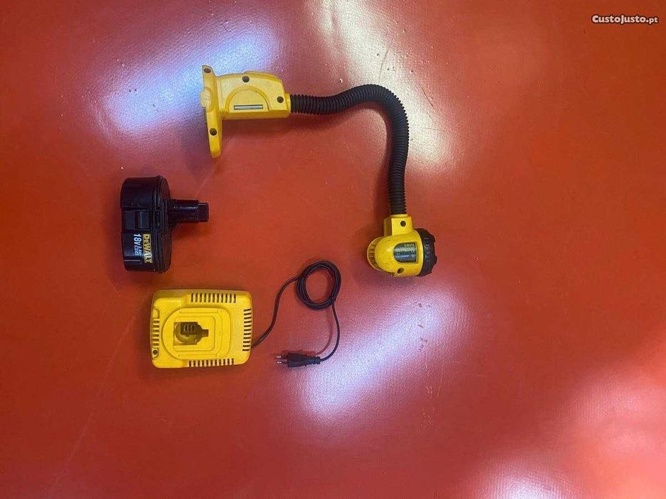 Lâmpada de Inspeção DEWALT 1 Bateria 18V 2,4 AH 1 Carregador DEWALT