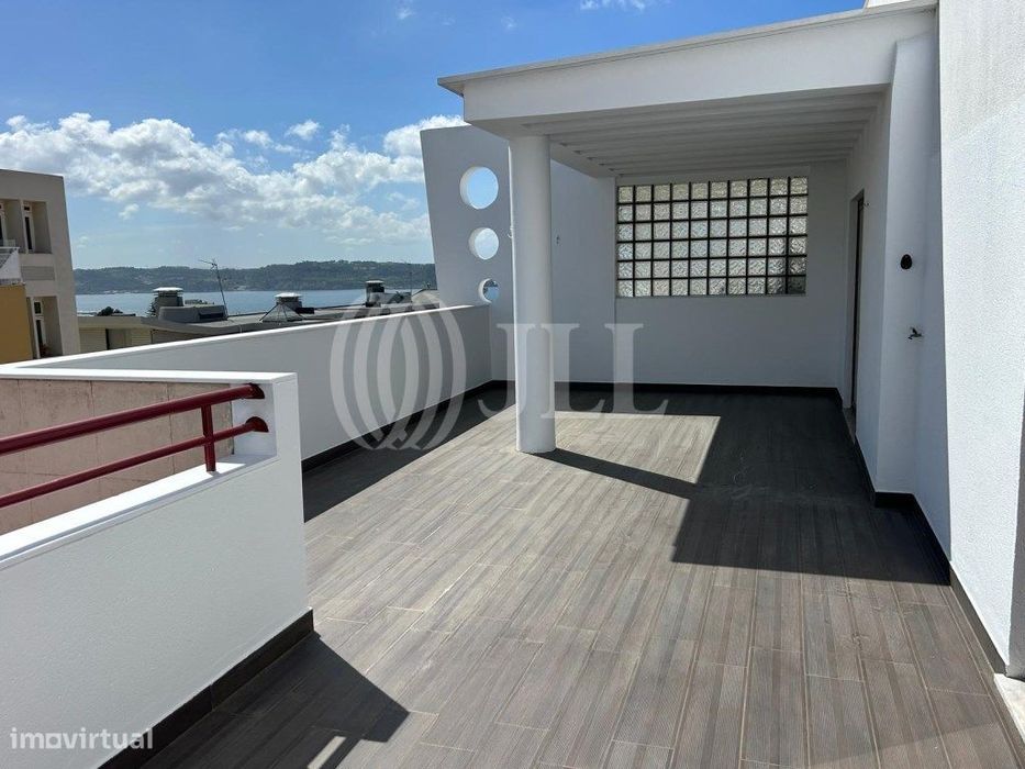 Apartamento T3, com terraço e vista rio, em Oeiras