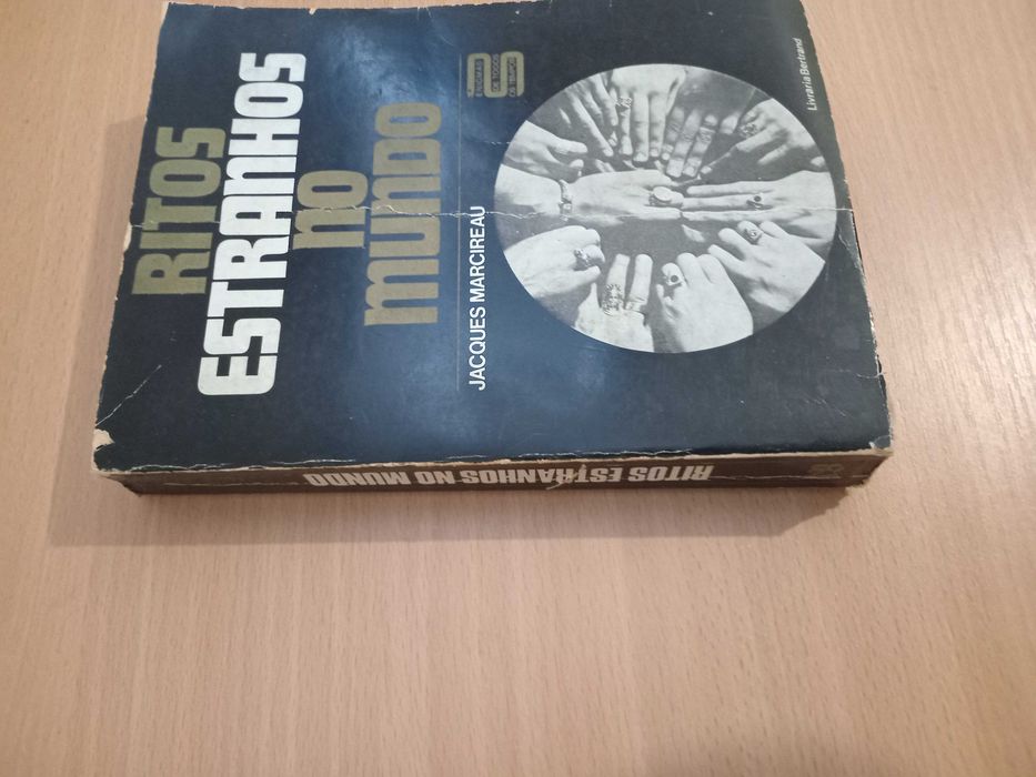 Livro ritos estranhos no mundo.