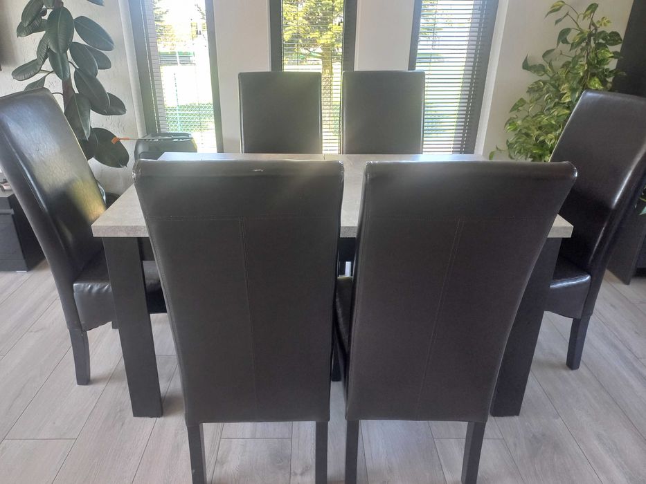 Stół rozkładany z krzesłami