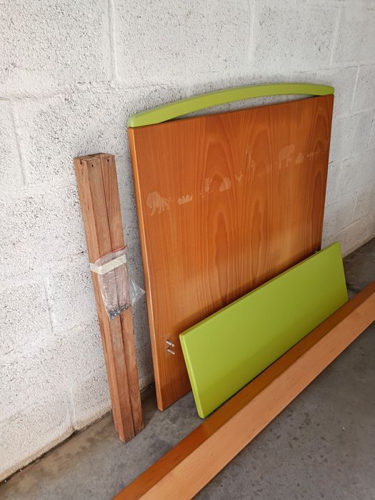 Cama de solteiro com estrado e colchão, medidas: 103/103/190cm.
Exempl