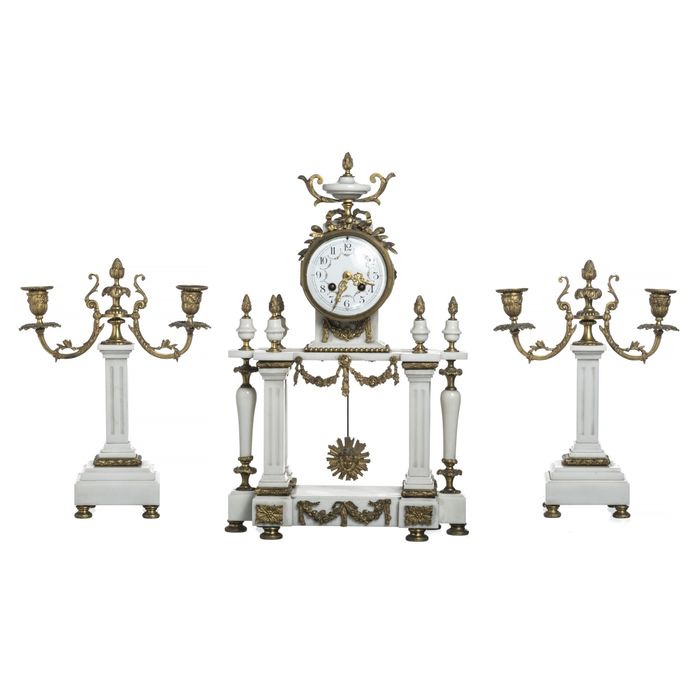 Relógios - Relógio de mesa e par de candelabros de dois lumes - Século