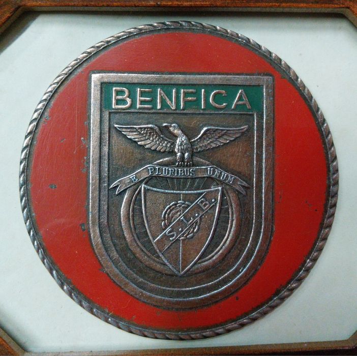 Medalha antiga, emoldurada do Benfica.