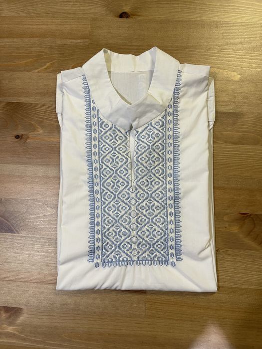 Вишиванка чоловіча ручної роботи з блакитною вишивкою S/M