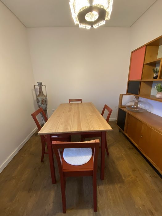 Mesa com 4 cadeiras - Otima condições!