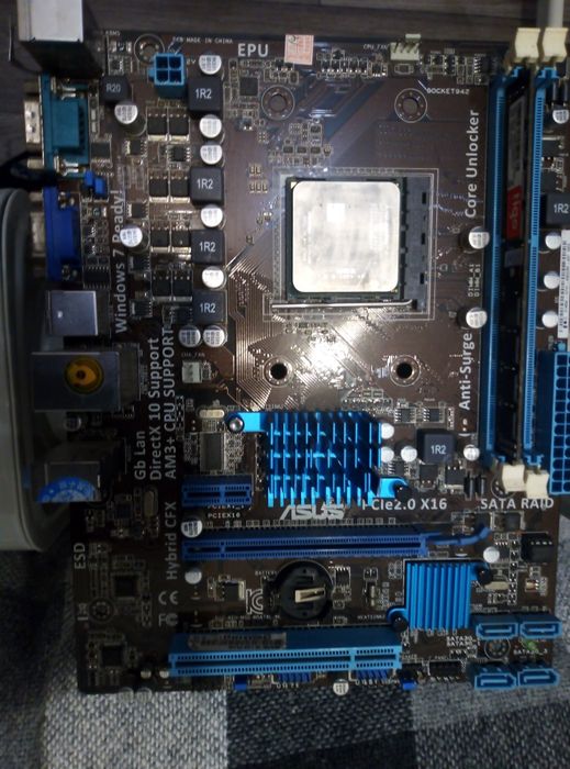 Материнская плата Asus.