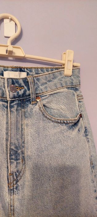 Wide High Jeans, wysoki stan, proste, szerokie nogawki i przetarcia