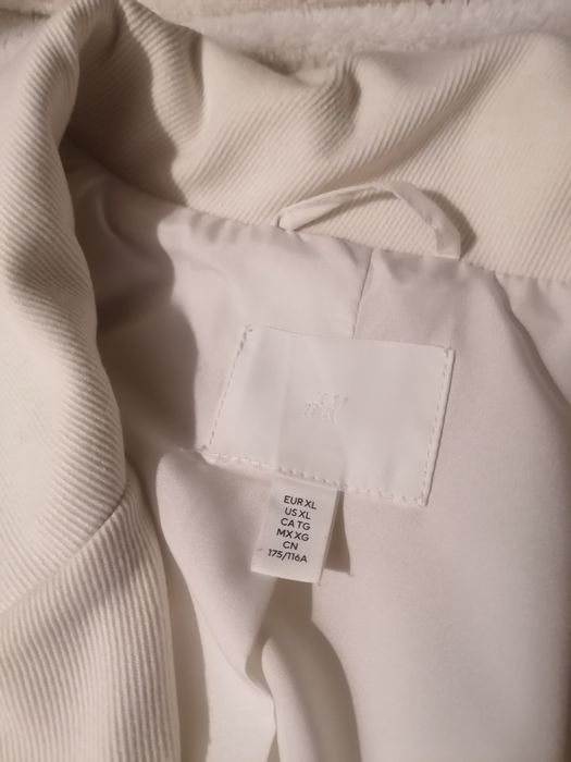 H&M – Casaco comprido em sarja com cinto de atar