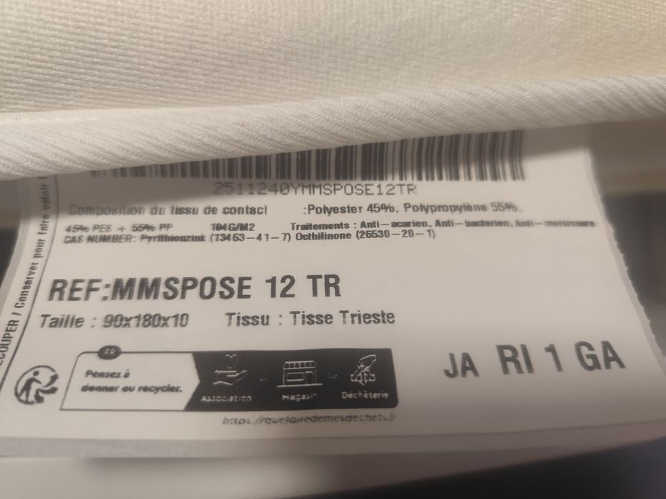 Cama estilo Montessori com colchão