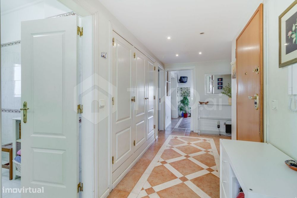 T4 com 209 m², vista 360º, sol todo o dia e garagem de 78 m² | Corroio