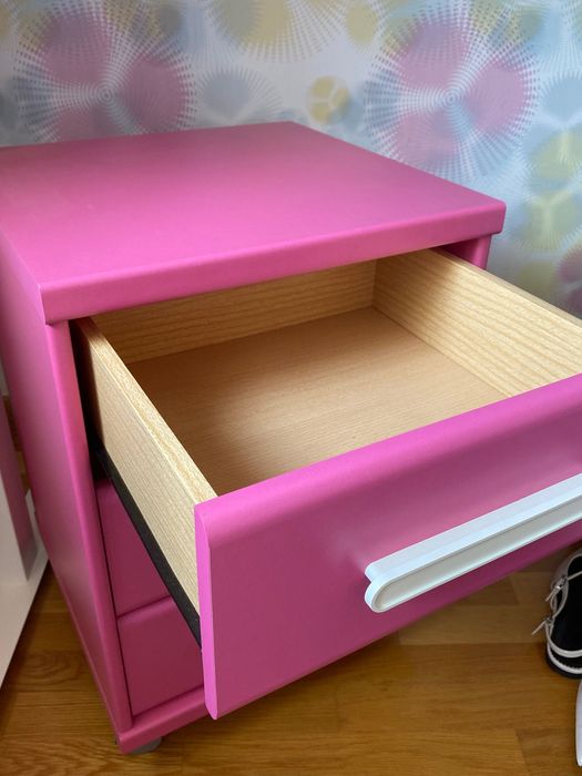 Cómoda gavetas com rodas cor de rosa