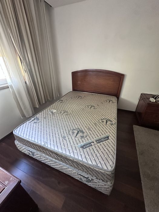 Vende-se 2 camas c/ colchao