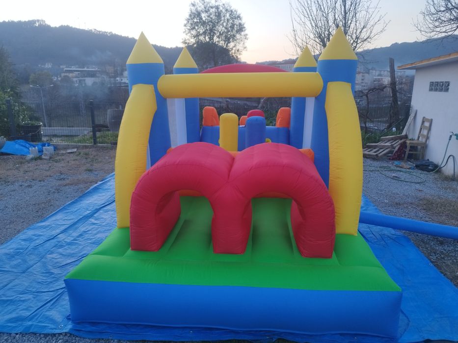 Insuflável pista de obstáculos