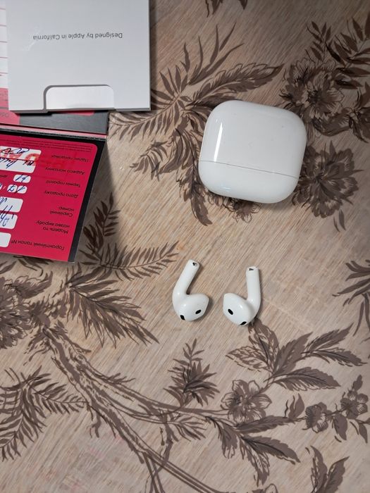 Продам оригінальні Apple AirPods 4  правий робочий а лівий ні