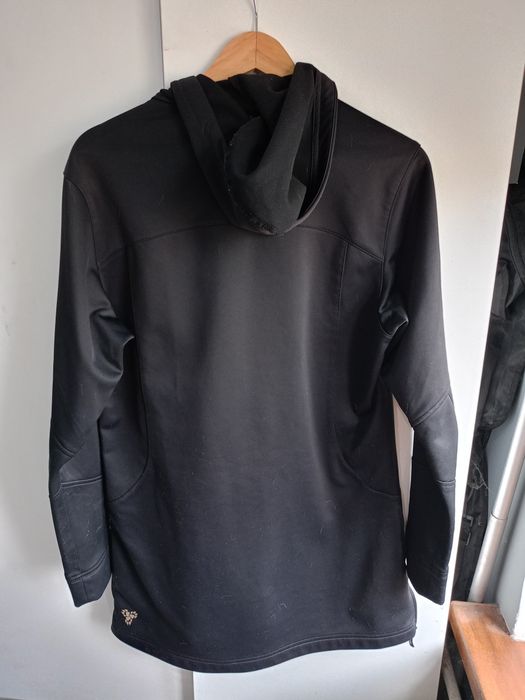 Czarna, długa kurtka softshellowa marki Jack Wolfskin,