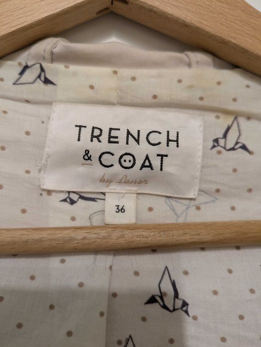 Beżowy trencz damski