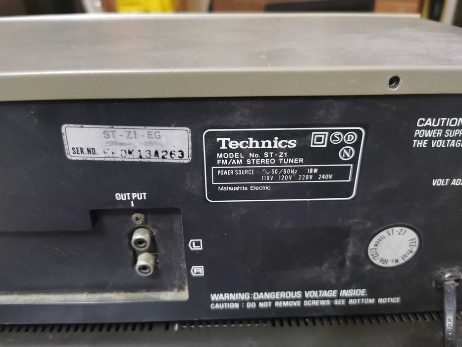 Zabytkowy tuner radiowy Technics ST-Z1, srebrny.