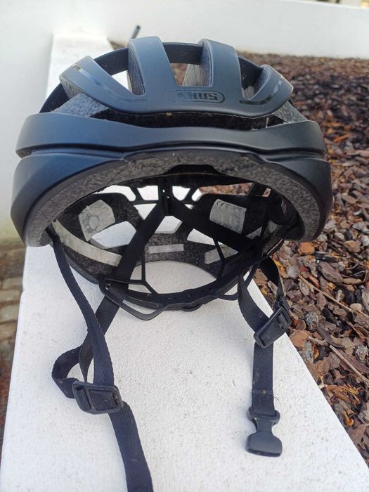 Capacete de ciclismo preto AVUS