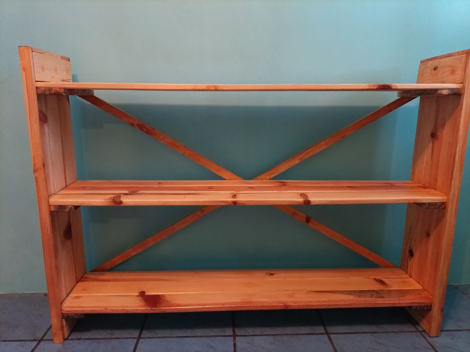 Regał z litego drewna