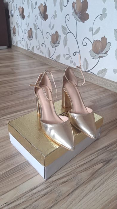 Złote sandały na obcasie