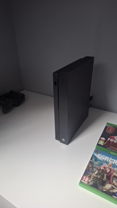 Xbox one x + 2 pady i 6 gier