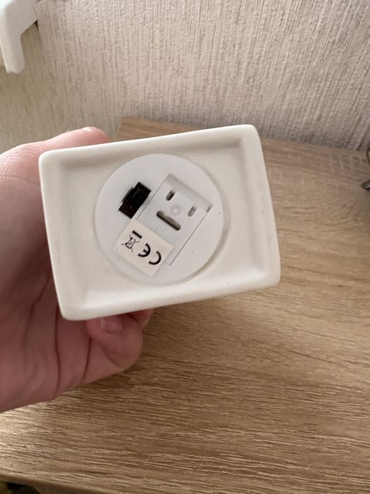 Maly bialy domek swiecznik