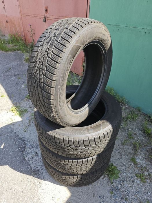 Продам клмплект резины Kumho  Izen kw31. 215/60 r17. Зима